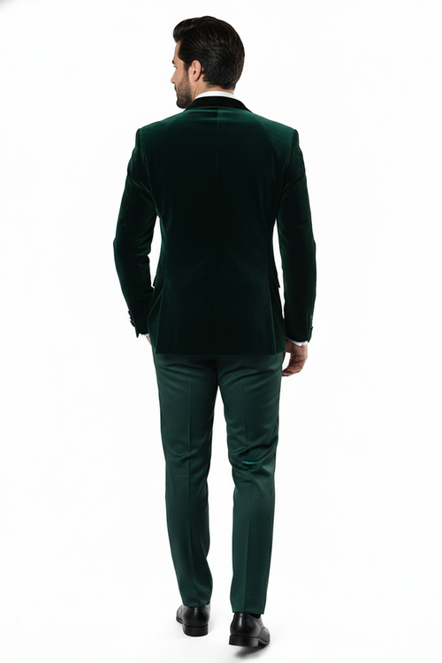 Men's dark green velvet tuxedo: fitted, single-breasted jacket paired with matching trousers. Plush, subtly shimmering fabric for an elegant look.