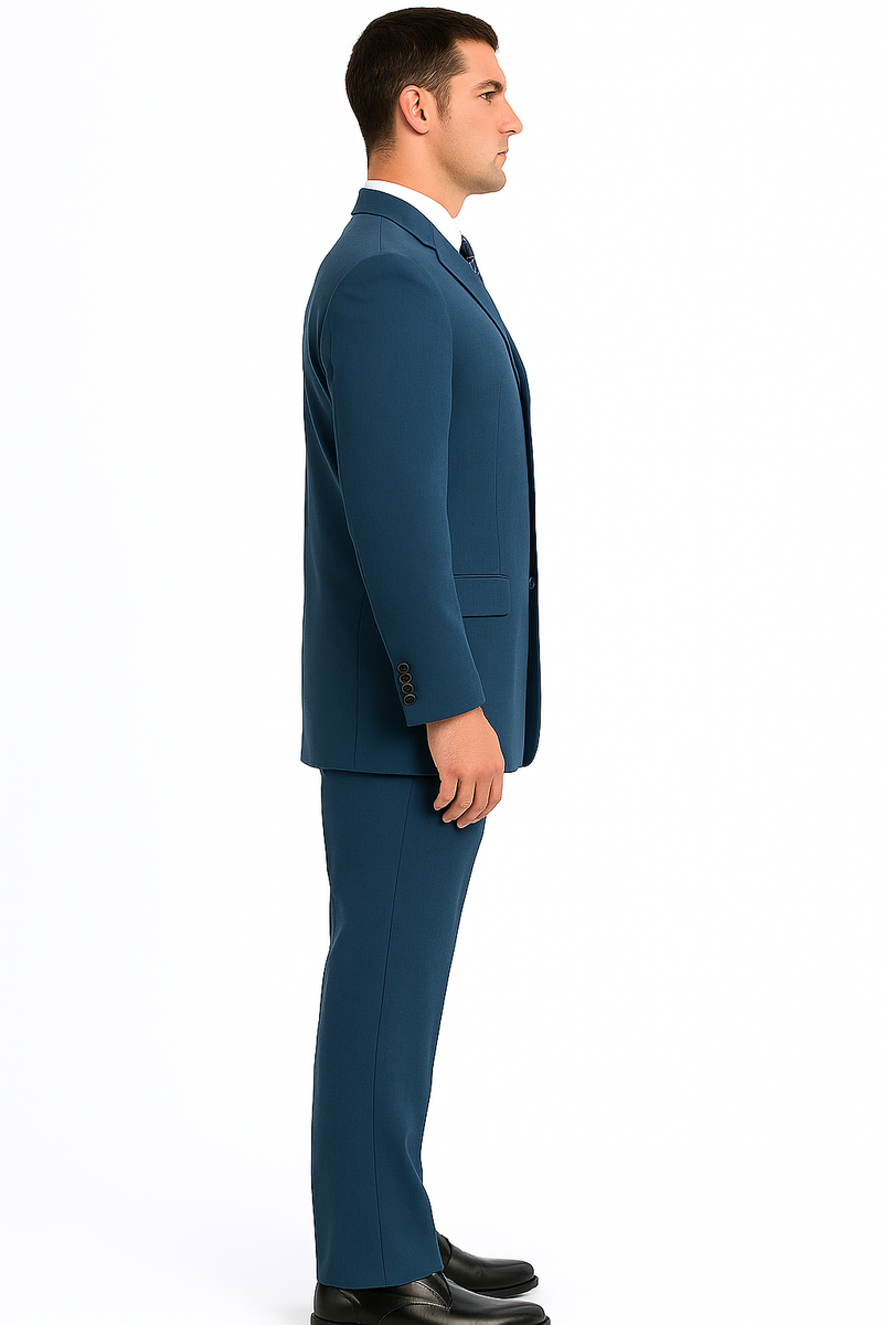 Sapphire blue men's suit with a three-button closure and tailored silhouette. Solid, smooth fabric. Structured jacket with notch lapels and straight-cut trousers. Completed with dark shoes.