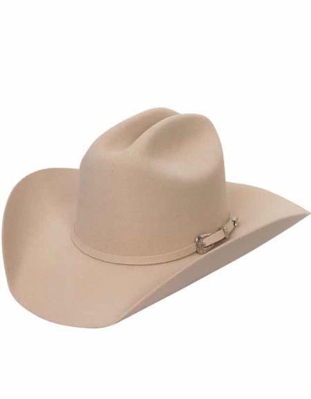 Modern fit western hat in beige. Breathable fabric, wide brim, structured crown. Silver buckle detail on hatband.