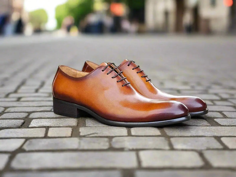 Carrucci: Polished Calfskin Whole Cut Oxford Dress Shoe