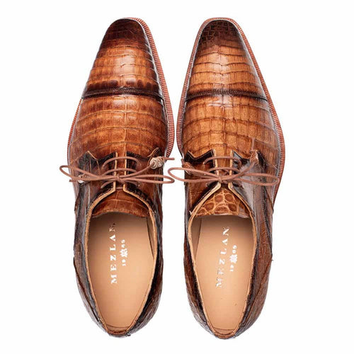 Men's giovane fuscus derby shoes in camel crocodile leather. Cap toe design, structured shape, and contrasting stitching. Smooth lace-up front. Neutral inner lining.
