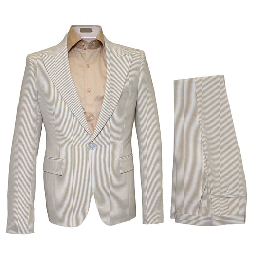 Beige seersucker suit with peak lapels and thin stripes. Includes a blazer with two pockets and matching trousers.