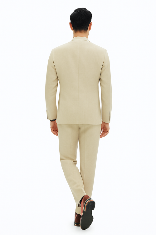 Men's light beige linen two-piece suit. Relaxed hybrid fit, no collar. Includes tailored jacket with long sleeves and back seam, and straight-cut trousers. Lightweight, smooth linen for a comfortable feel.
