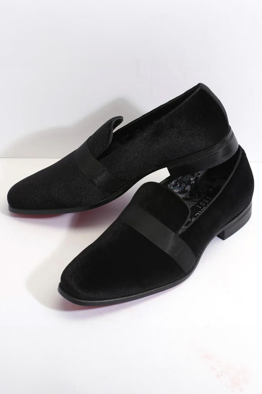 Alberto Nardoni's Lincoln Black Couture 1910 tuxedo shoes: Black velvet, pointed toe, concealed strap. Low, rounded heel. Polished, elegant design.