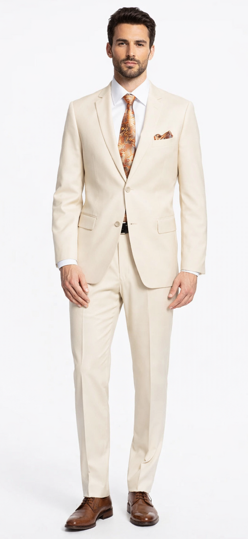 Off-white Giorgio Fiorelli suit: tailored blazer with notch lapels and straight-leg trousers. Lightweight fabric. White shirt, patterned tie in warm colors, brown dress shoes. Neutral elegance.