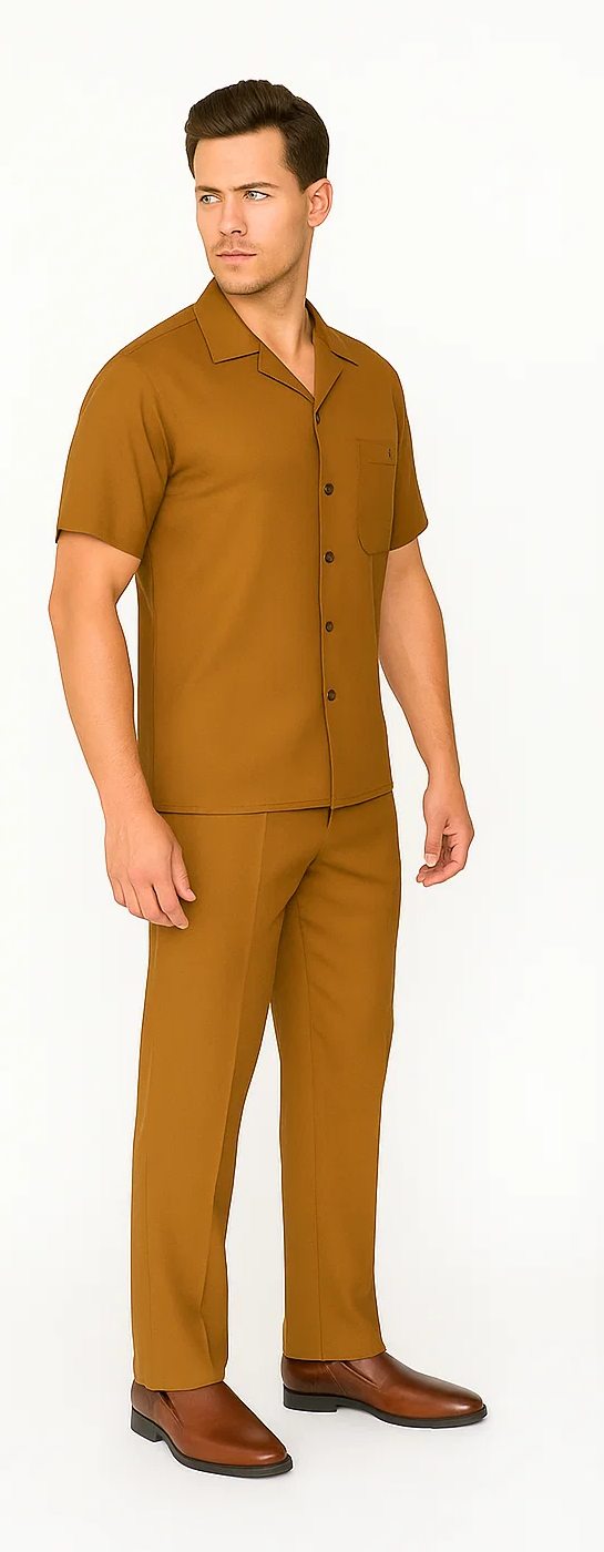 Men's caramel leisure suit: short-sleeve shirt with collar, pocket, and button closure, plus straight-leg pants. Relaxed fit for a cohesive, comfortable style.
