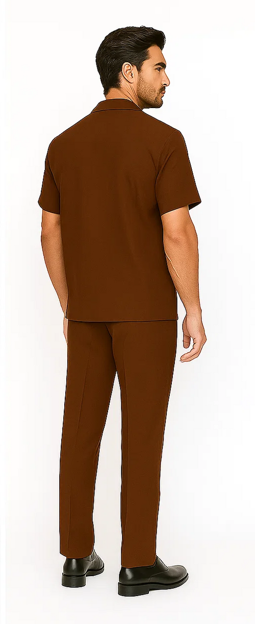 Men's cognac walking suit: short-sleeved shirt and long pants. Solid color, tailored fit for a sophisticated, coordinated look. Perfect for casual outings.