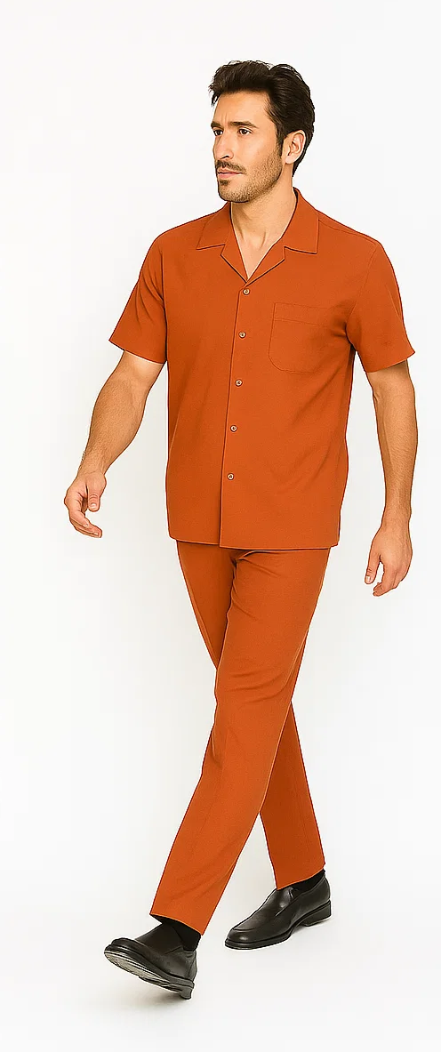 Papaya-colored men's leisure suit: short-sleeve shirt with button-down design, chest pocket. Matching casual trousers. Smooth, patternless fabric. Fitted silhouette. Outfit completed with black shoes.