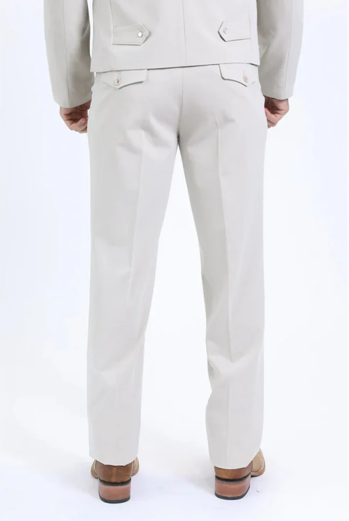 White men's western sport suit. Fitted jacket with structured silhouette and two rear pockets. Straight-cut pants. Smooth, light-colored fabric.