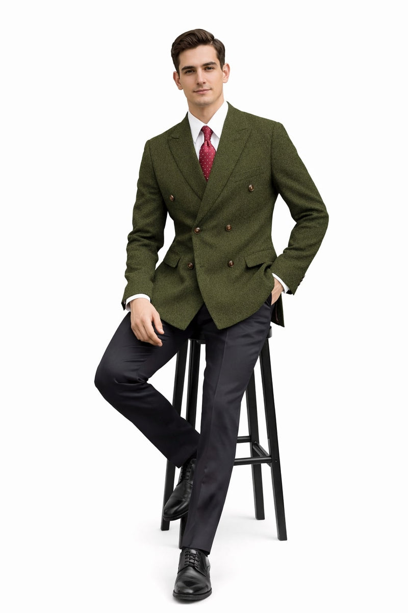 Dark green men's winter blazer with double-breasted design and textured fabric. Features two front pockets and a modern, fitted cut. Paired with dark trousers.
