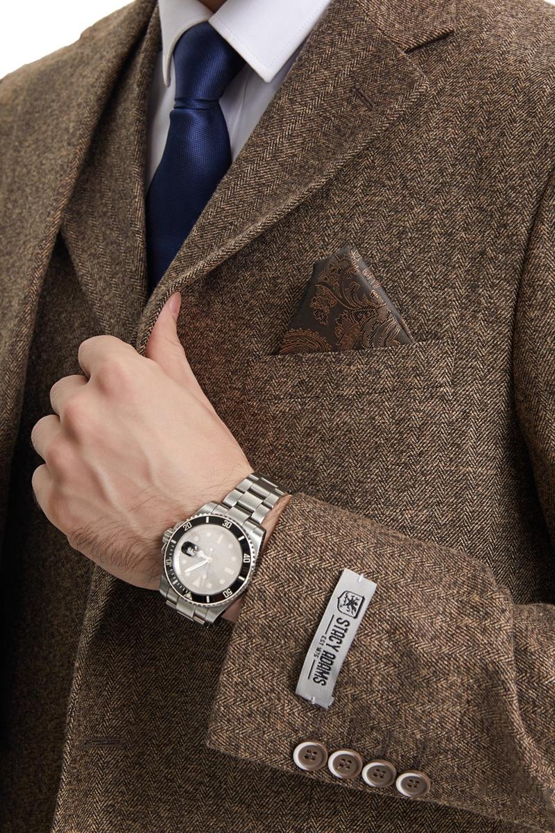 Men's Stacy Adams vintage tweed suit in light brown. Herringbone pattern, woven fabric. Includes vest, patterned pocket square, buttoned sleeves. Light brown with dark brown accents.