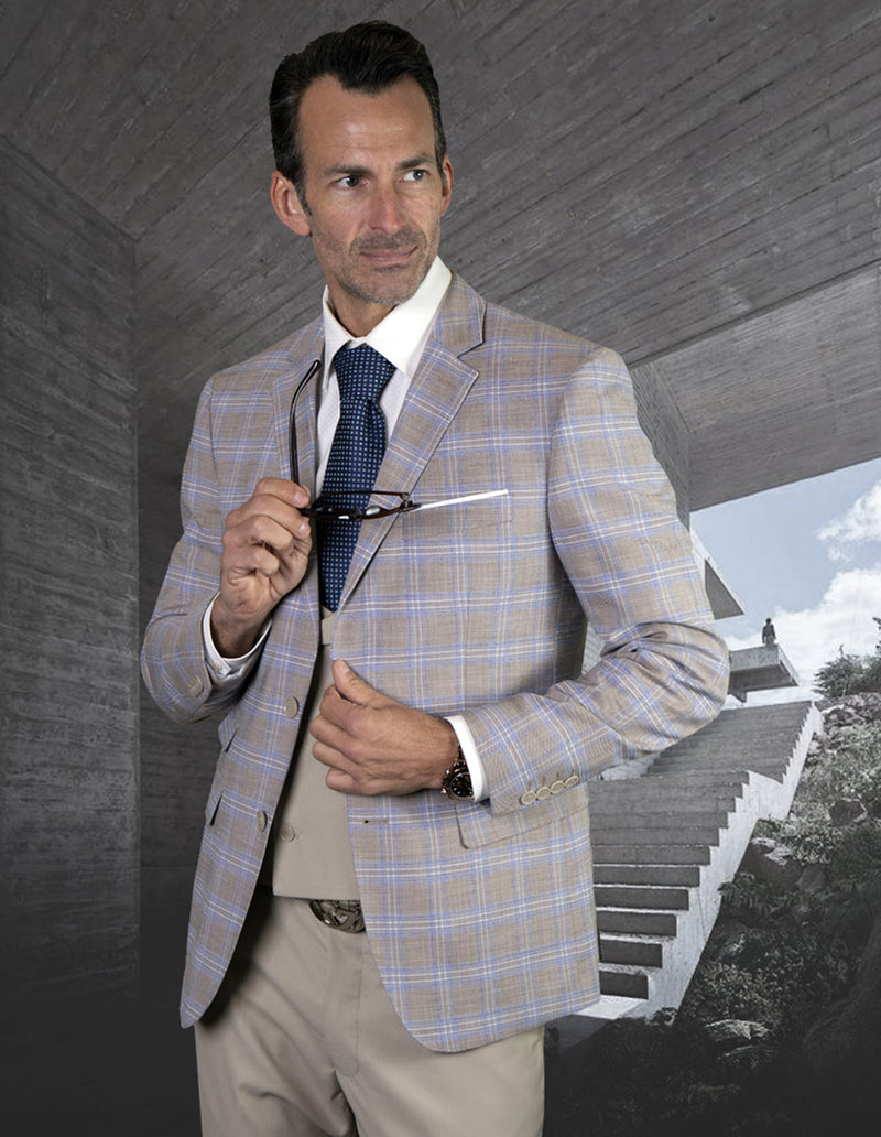 Men's two-button suit with sand plaid vest. Jacket: light beige base, blue/brown checks, notched lapels. Smooth matching vest. Light shirt, patterned tie. Visible cuffs, belt.
