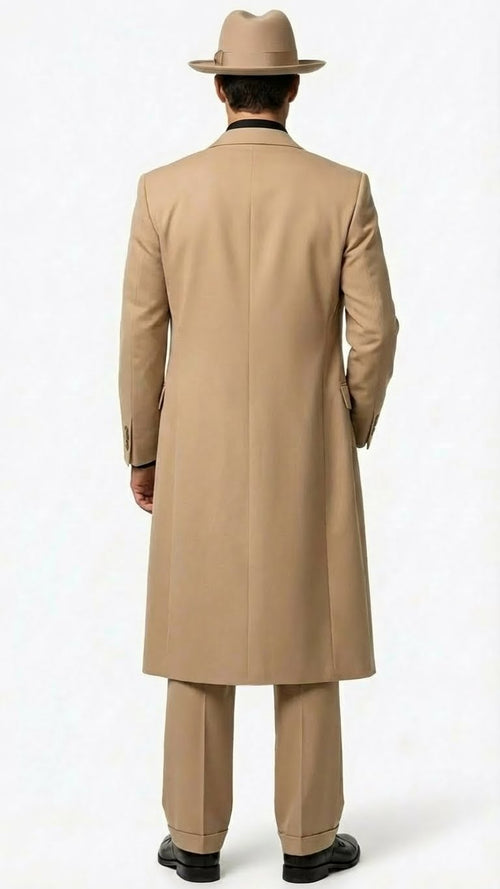 Men's 1920s-style beige zoot suit by Alberto Nardoni. Long, fitted coat with broad lapels, tapered trousers. Smooth beige fabric. Vintage look enhanced by a light-colored hat.