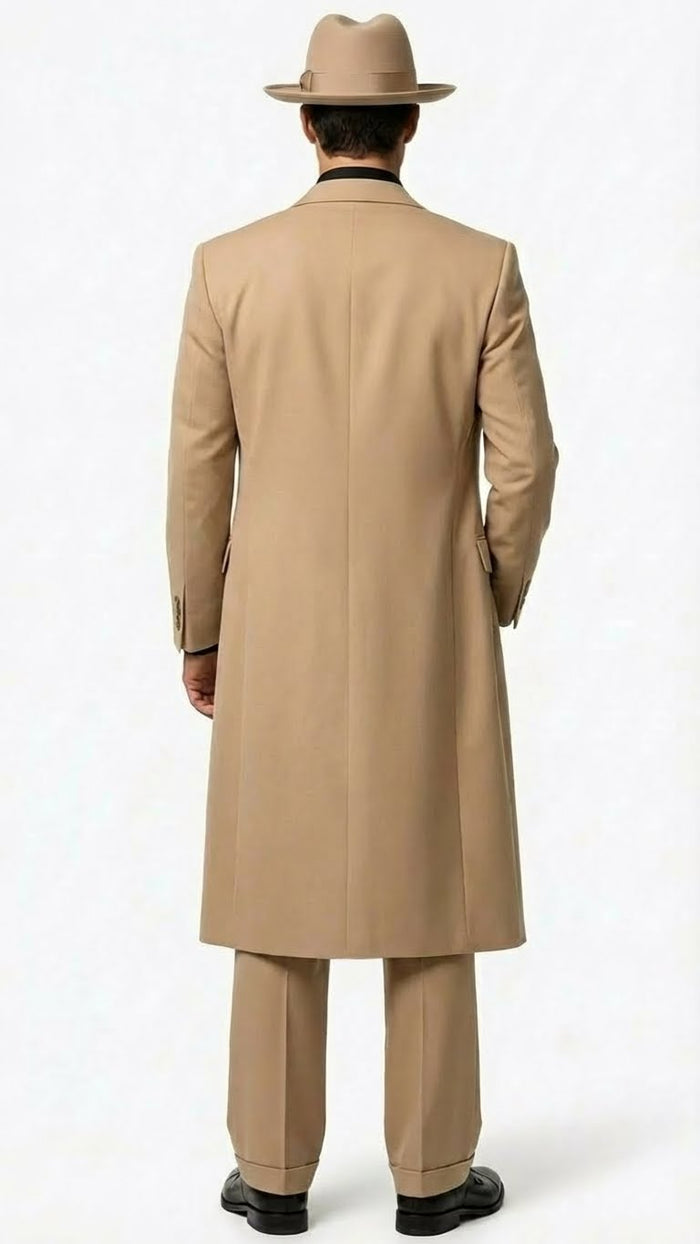 Men's 1920s-style beige zoot suit by Alberto Nardoni. Long, fitted coat with broad lapels, tapered trousers. Smooth beige fabric. Vintage look enhanced by a light-colored hat.