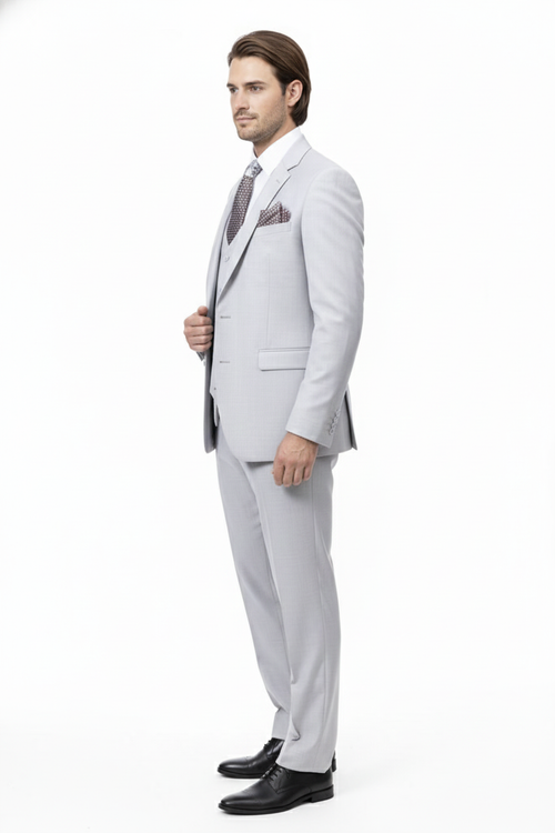 Light gray men's three-piece wedding suit. Includes a two-button blazer, trousers, and vest. Smooth fabric with a subtle texture, ideal for a wedding.
