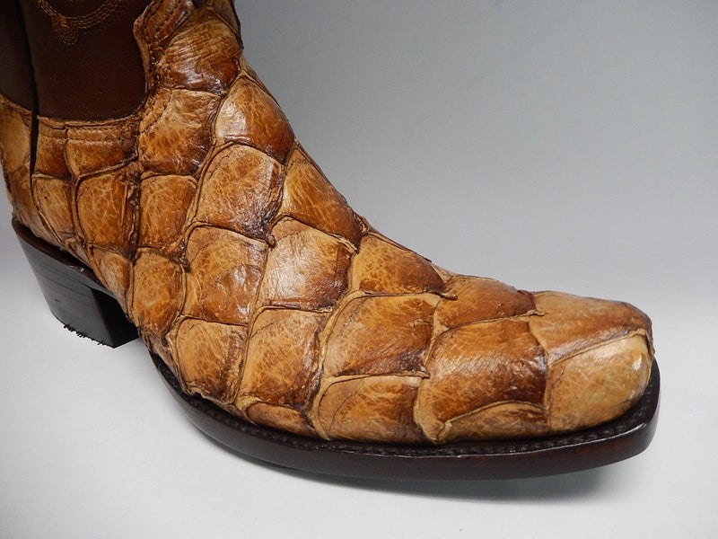 Alberto Nardoni Safari boots: textured brown pirarucu fish leather, scaled pattern. Pointed toe, stacked heel. Shade variations add depth. Visible contrasting stitching.

