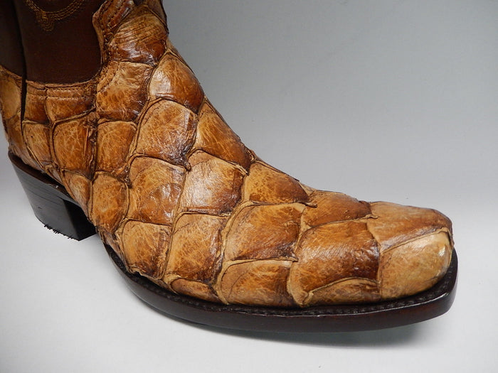 Alberto Nardoni Safari boots: textured brown pirarucu fish leather, scaled pattern. Pointed toe, stacked heel. Shade variations add depth. Visible contrasting stitching.
