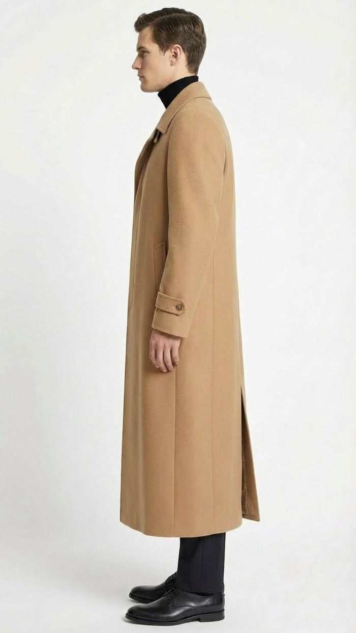 Alberto Nardoni men's camel overcoat. Tailored silhouette, solid camel fabric, straight cut below the knee. Single-breasted, notch collar, side pockets, buttoned cuffs. Clean, smooth design.
