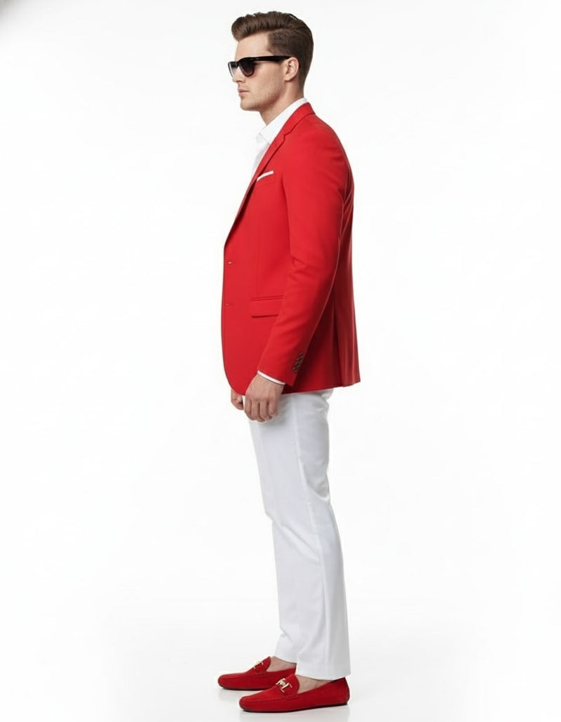 Red blazer (tailored fit, notch lapels), white slim-fit pants, and red loafers complete this sharp outfit. Single-breasted blazer and straight-cut pants.
