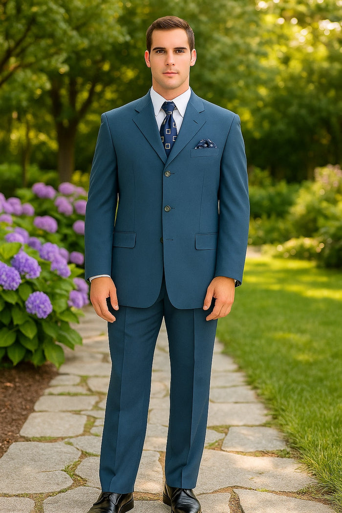 Men's steel blue suit: tailored jacket with three buttons and side pockets, paired with straight-cut trousers. Smooth fabric. Classic style.
