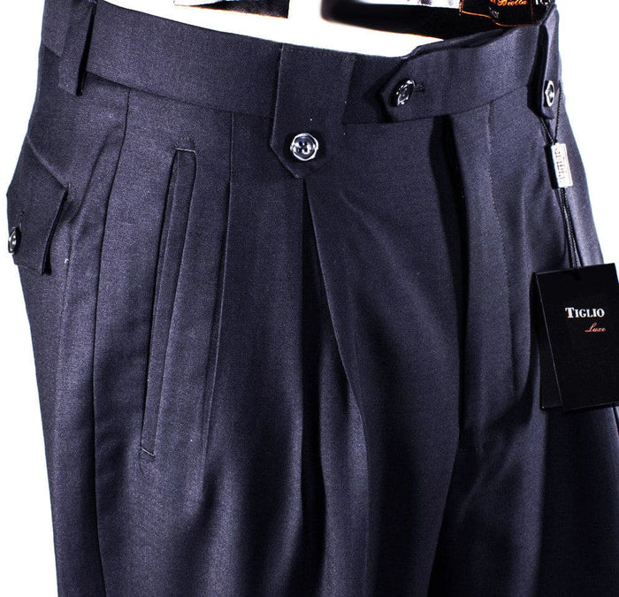 Navy wide-leg Tiglio Luxe dress pants in pure wool. Solid navy, flat front, two pleats, and a waistband with belt loops. Button closure.
