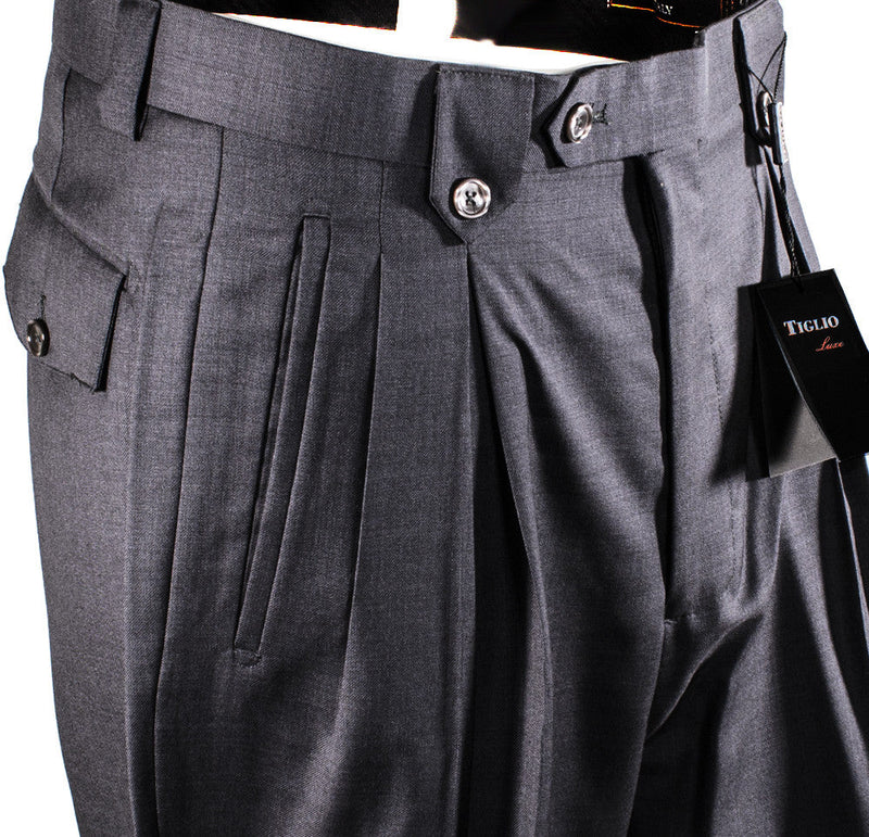 Tiglio Luxe gray wool wide-leg pants. High-rise, dual button closure, angled front pockets. Smooth gray texture with front pleats. Pure wool.
