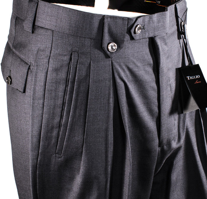 Tiglio Luxe gray wool wide-leg pants. High-rise, dual button closure, angled front pockets. Smooth gray texture with front pleats. Pure wool.
