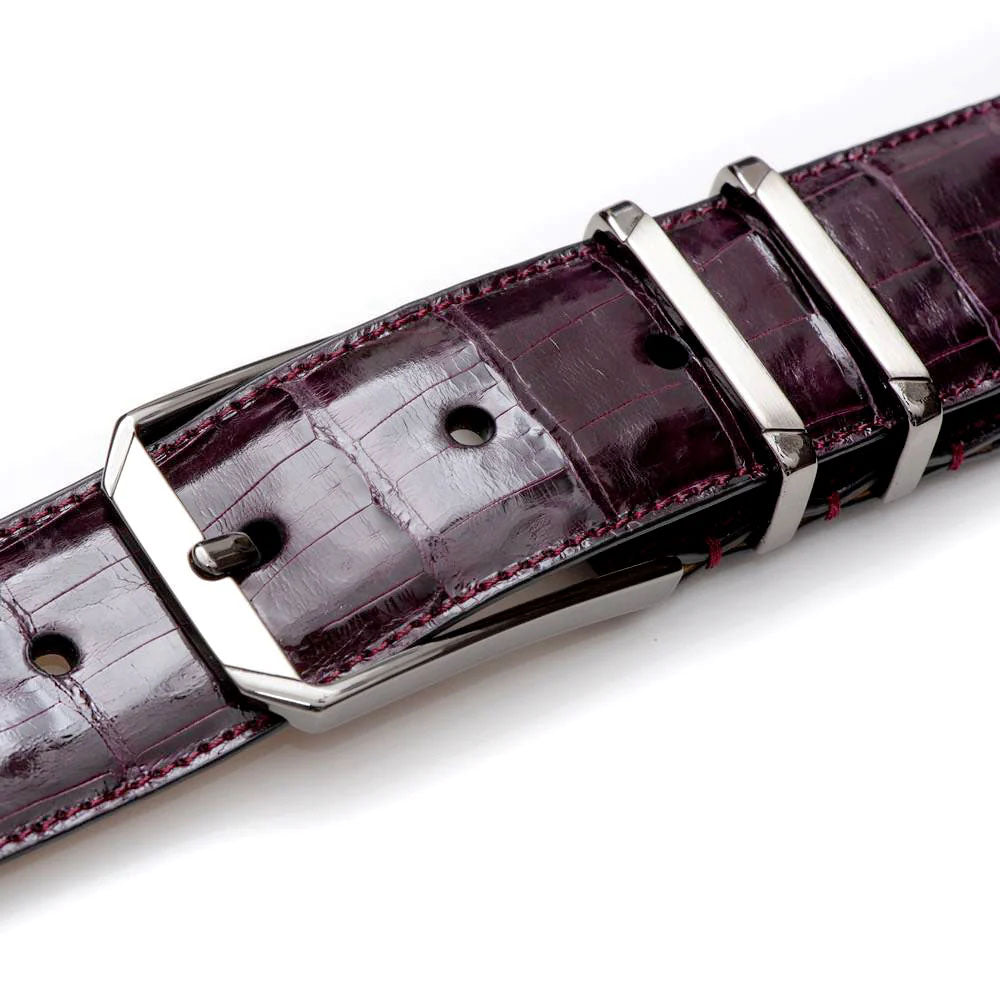 Burgundy Mezlan crocodile belt: textured, glossy finish, reinforced edges, silver buckle. Secure fastening, sophisticated style.

