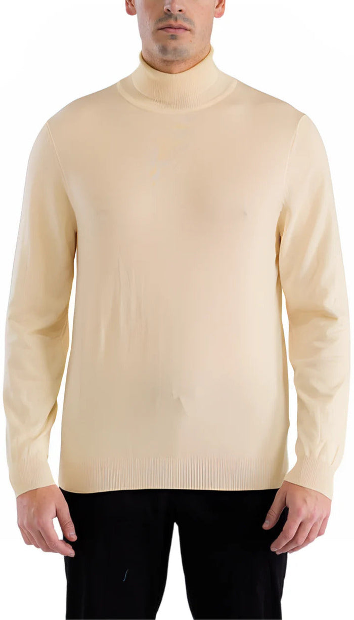 Alberto Nardoni men's beige turtleneck sweater. Fitted shape, long sleeves, high ribbed neckline. Soft, smooth fabric. Ribbed hem and cuffs. Light beige color.
