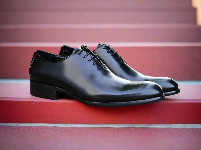Carrucci: Polished Calfskin Whole Cut Oxford Dress Shoe