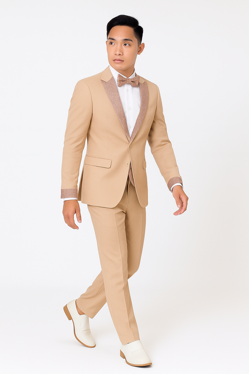 Men's rose gold prom tuxedo: fitted jacket with sparkling lapel, beige trousers, white shirt, rose gold bow tie, and cuff accents. Includes white slip-on shoes for a polished look.
