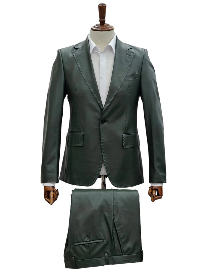 Men's olive leather suit: Slim fit, 1-button jacket with notched lapel & front pockets. Matching straight-fit trousers with back pocket. Smooth leather, visible stitching.
