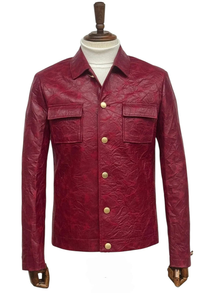 Burgundy faux leather two-piece suit with slim fit. Structured jacket: two chest pockets, straight hem, button closure. Textured finish.
