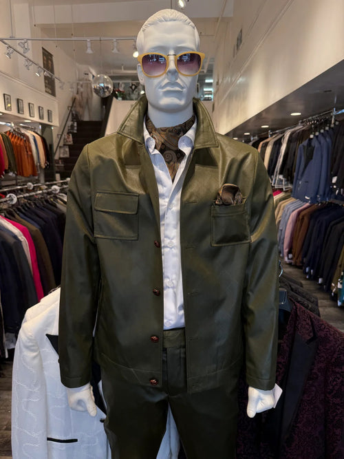 Olive green men's faux leather suit. Slim fit, structured design with collar, chest pockets & button closures. Matching straight-leg trousers. Smooth, subtly shiny finish for a modern look.
