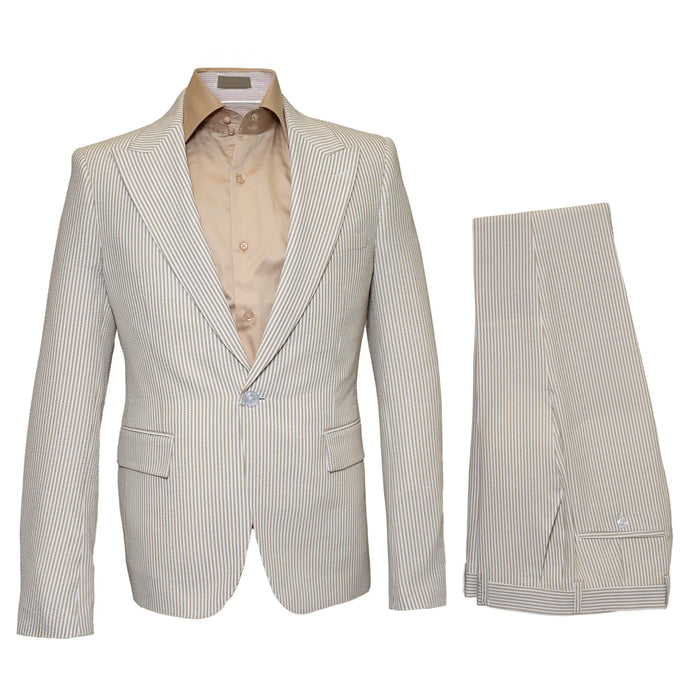 Beige seersucker suit with peak lapels and thin stripes. Includes a blazer with two pockets and matching trousers.
