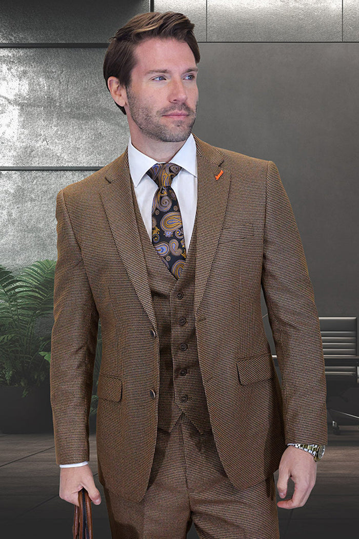 Men's vintage-style wool suit: Copper brown micro plaid. Tailored jacket, structured shape, notch lapel. Matching vest (3-button). Both pieces feature a woven texture, enhancing the vintage aesthetic.