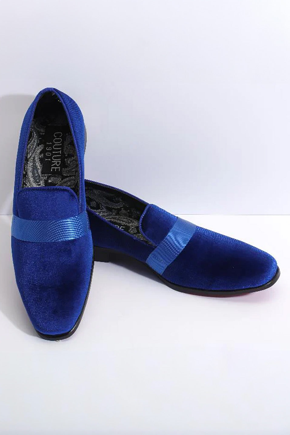 Royal Blue Couture tuxedo shoes (1910). Soft blue fabric with satin band. Slightly pointed toe, low heel, smooth sole. Printed interior pattern. Elegant and refined design.