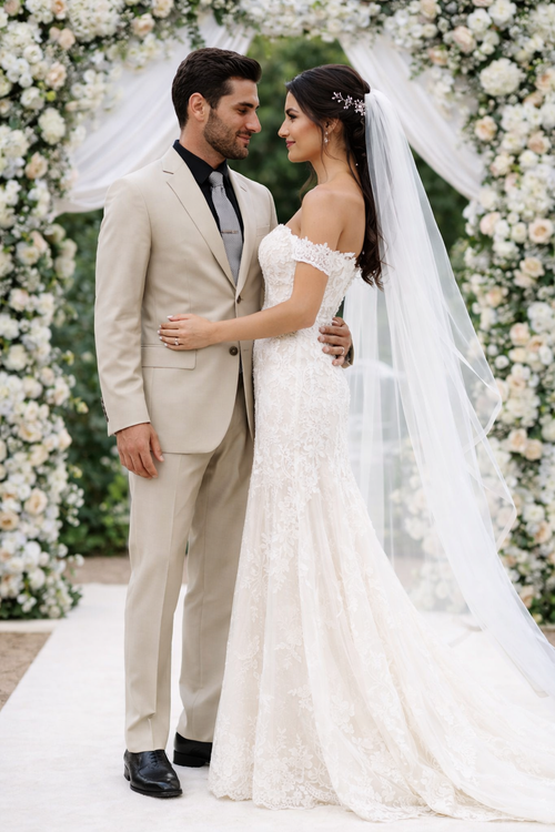 Italian-made Albertonardoni beige suit: tailored fit, straight trousers, single-breasted jacket. Smooth, quality fabric. Styled with black shirt and patterned tie for a formal look.
