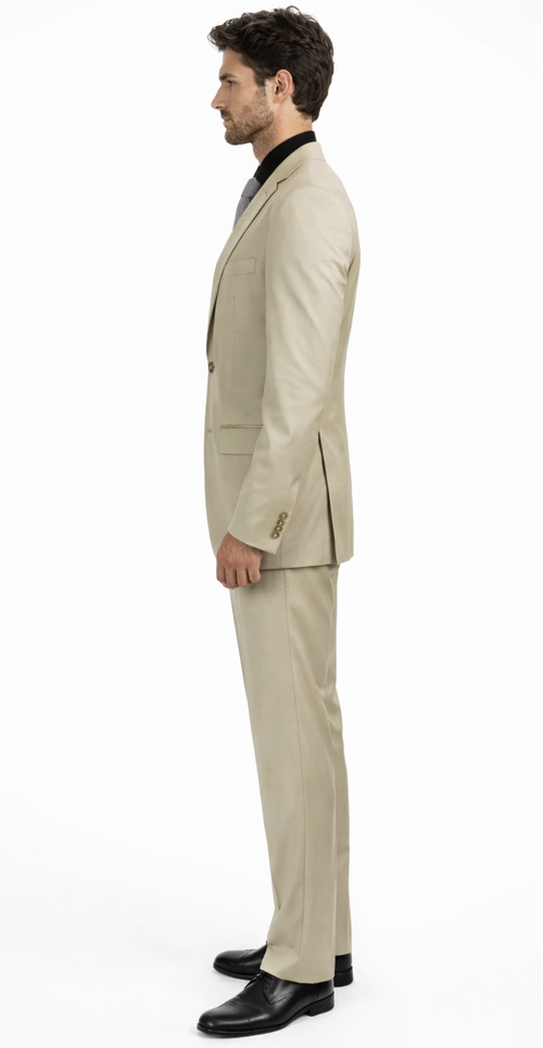 Albertonardoni's "Galante Uomo" beige suit. Tailored, lightweight, with a structured jacket (narrow lapel, 3 buttons) and slim trousers. Neutral appearance, featuring front pockets, side vents, and straight-cut trousers. Paired with black shoes.