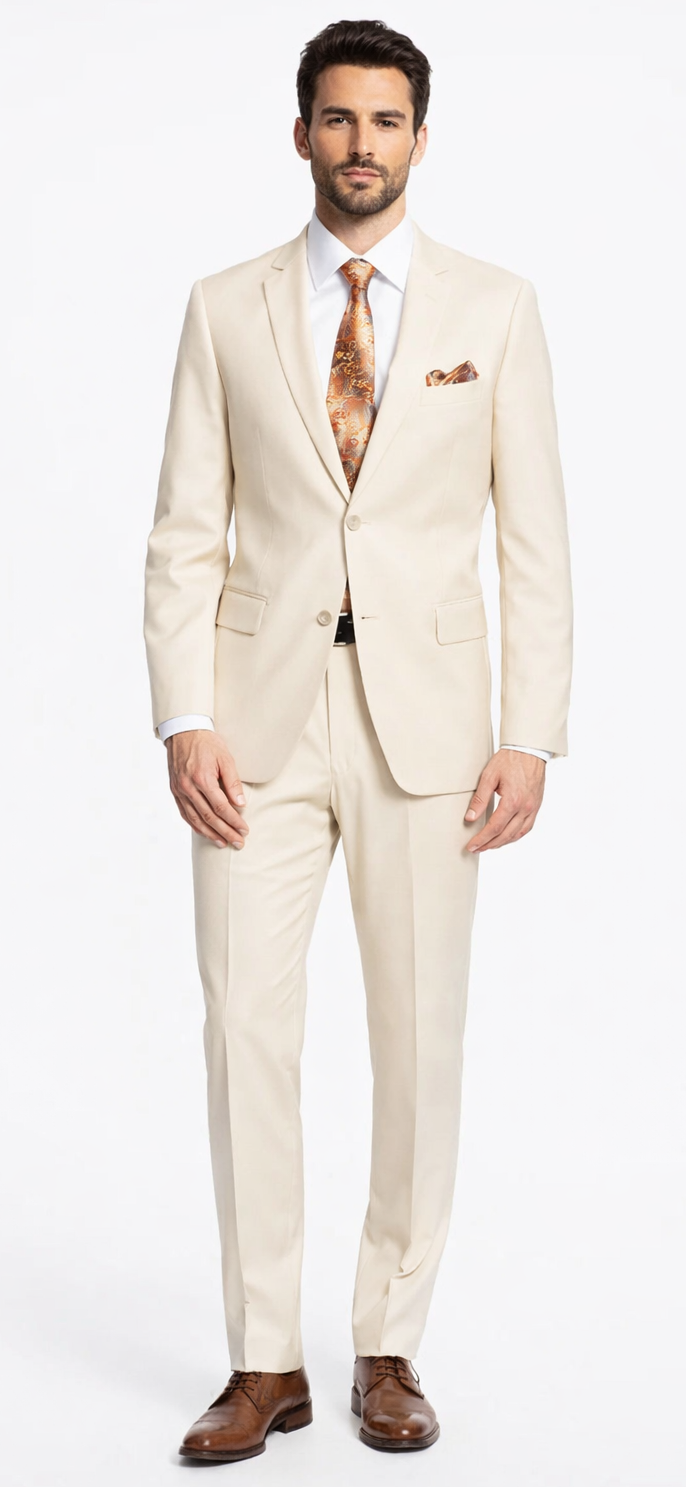 Off-white Giorgio Fiorelli suit: tailored blazer with notch lapels and straight-leg trousers. Lightweight fabric. White shirt, patterned tie in warm colors, brown dress shoes. Neutral elegance.
