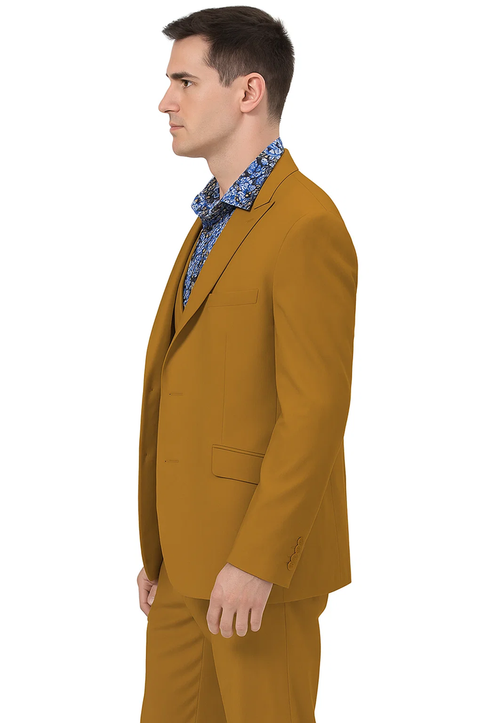 Gold men's suit. Single-breasted, two-button closure, peaked lapel. Smooth, well-fitted fabric. Modern silhouette.
