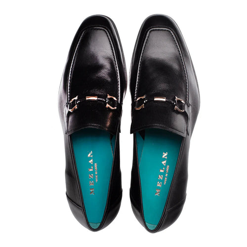 Mezlan Rios Flex Loafer in black: slip-on, pointed toe, smooth leather. Metallic chain ornament. Turquoise insole. Flexible, durable sole.

