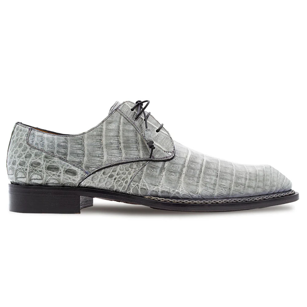 Mezlan Cratos derby shoe in pearl grey, crocodile leather. Sleek profile, pointed toe. Light grey with textured scales. Lace-up closure, black sole. Clean, streamlined design.
