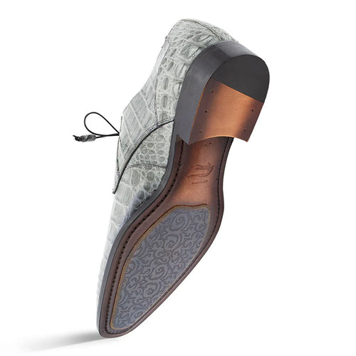 Mezlan Cratos Derby: Pearl grey crocodile pattern, elongated shape, rounded toe. Leather sole with decorative pattern. Black laces. Slightly elevated heel with a brown finish.
