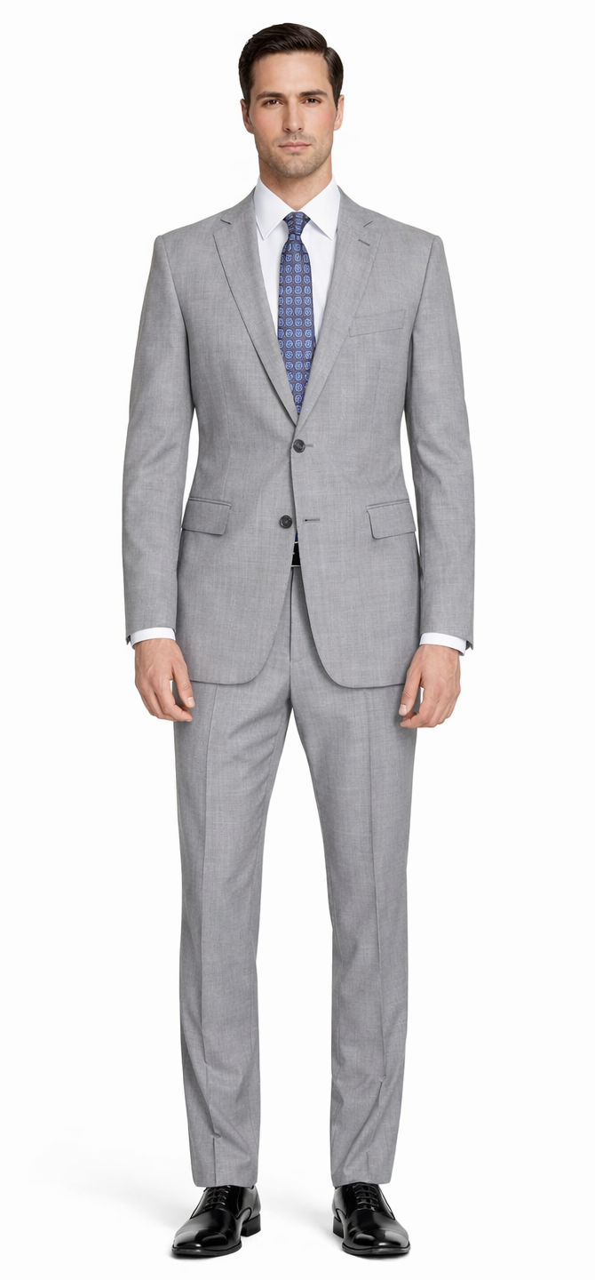Mantoni light gray wool suit with a modern/slim fit. Single-breasted jacket, notch lapels, and straight-leg trousers. Subtle textured fabric. Offers a cohesive, structured look.
