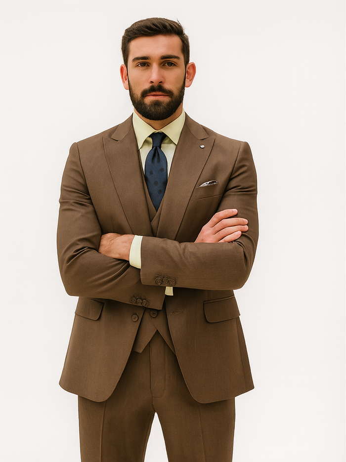 Designer brown suit with fitted single-breasted blazer (notched lapels, detailed stitching, 2 pockets), matching vest & tailored trousers. Includes a light green undershirt and a dark blue polka dot tie.