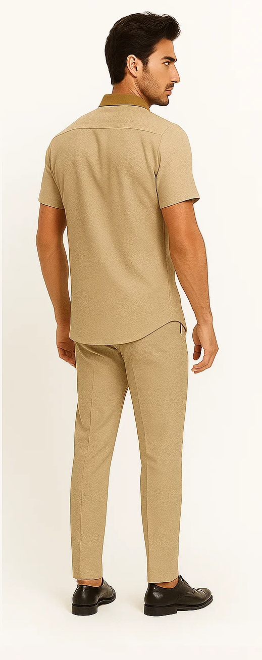Men's camel houndstooth walking suit: short-sleeve top with collar & textured fabric, paired with slim, tapered trousers. Classic design, cohesive color.

