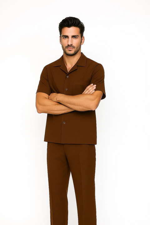 Men's cognac leisure suit. Short-sleeve button-down shirt with chest pocket. Straight-leg pants. Smooth, pattern-free fabric. A relaxed, coordinated outfit.
