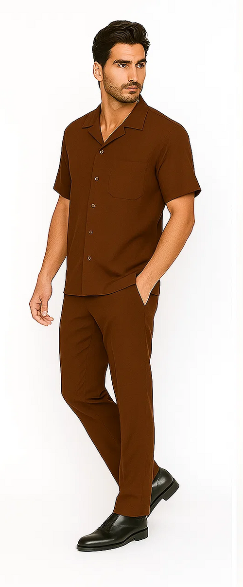 Men's cognac leisure suit: short-sleeved shirt with a pocket & buttons, and straight-leg pants. Smooth fabric, simple design. Offers a coordinated look for relaxed wear.
