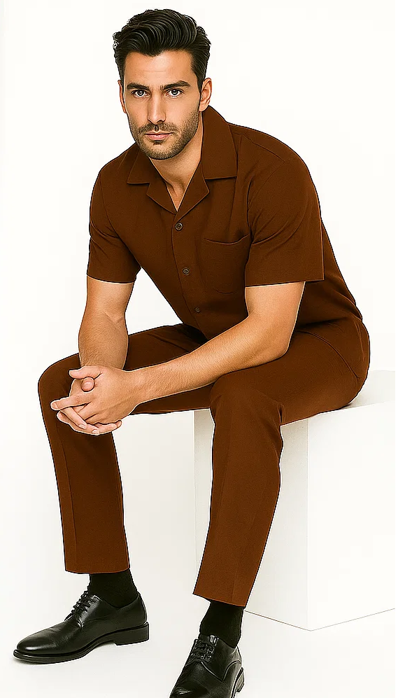 Men's cognac leisure suit: short-sleeve shirt with folded collar & pocket, matching straight-leg slim-fit pants. Smooth, lightweight fabric.
